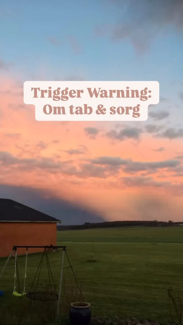 Tw: om abort og tab

I august 2016 dør vores fjerde barn, Sigfred i maven lige omkring termin 💔

Vi længes efter et barn mere. Og vi savner! 

I marts 2017 er jeg gravid igen, og jeg er så taknemmelig 🙏🏻

Jeg er ca. 10 uger henne, da jeg begynder at bløde. (I dag er det 8 år siden.)

Næste dag ringer jeg til lægen og bliver sendt direkte på hospitalet for at blive scannet. 

Endnu engang er der en læge, der kan sige til mig: “jeg er ked af det, men det lille hjerte slår ikke længere!” 

Jeg bliver sendt hjem, fordi min krop er i gang med at sige farvel til det lille liv. Jeg bløder meget og har ondt. Kan bare ligge på sofaen. 

Endnu engang føler jeg, at jeg bliver “reddet” af, at jeg i forvejen er mor. Jeg kan ikke bare trække stikket. Så jeg spiller kort, læser osv., som vi plejer. Alt imens jeg bløder og har ondt. Men jeg er holdt af min mand! ❤️

På 4. dagen for min blødning føder jeg det lille liv, der kommer ud i fosterhinderne, som er fyldt med fostervand. Jeg kan derfor se den lille helt tydeligt. Det er så forløsende for mig at sidde med den. Den er død omkring uge 8. 

Om aftenen begraver min mand og jeg den i en fin æske ved vores nyplantede blodbøg. Samme træ, hvorfra Sigfred fik et blad med i sin kiste.

Regnbuen viser sig over marken den aften 🌈  Symbolsk og lige hvad jeg har brug for midt i mørket. Var det mon storebror, der tog dig med? Det føles så smukt! Hele natten brænder lyset for det lille liv, der ikke blev 🕯️

Jeg var - set i bagklogskabens lys - slet ikke klar til en ny graviditet. 
Det var kun 6 mdr siden, jeg havde født et fuldbårent dødt barn. Min krop og mit nervesystem var top stresset, og jeg havde hjertebanken konstant. Jeg var i dyb sorg 💔

Jeg kunne godt se, at det ikke var de bedste forhold for det lille nye liv. Men jeg og vi ønskede mig/os så brændende et barn mere. Vi blev fyldt op af tanker om, hvorvidt vi nogensinde ville få et levende barn igen, som vi ønskede os så inderligt! Tiden skulle gå, og jeg skulle få ro på, før en ny lille sjæl landede hos os. 

Dagmar Liv kom til verden præcist to år efter Sigfred og fuldendte vores familie 🌈🩷🙏🏻

#sorgogtab #sorg #abort #spontanabort #rainbowbaby #spædbarnsdød