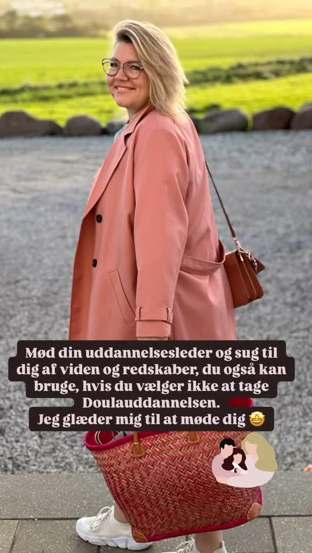 Til dig der overvejer at blive uddannet doula - eller som bare gerne vil have et indblik i, hvad en doula egentlig laver. 

Introdag til doulafaget er for dig, der
🌸 Er nysgerrig på doulafaget og ønsker at opleve det i praksis 🌸 Ønsker at lære konkrete teknikker til at støtte gravide, fødende og nye forældre 🌸 Arbejder med mennesker og gerne vil have nye perspektiver på omsorg 🌸 Overvejer at tage en doulauddannelse – men vil prøve det af først
🌸 Selv har født og vil forstå fødsler, amning og efterfødselsomsorg bedre

Uanset din baggrund er du velkommen! Også selvom du ikke har en intention om at tage doulauddannelsen! 

Hvorfor skal du være med?
💛 Du får en unik mulighed for at opleve doulaens arbejde på egen krop
💛 Du lærer brugbare teknikker, som du kan bruge i dit arbejde eller privatliv
💛 Du får en dag i ro og nærvær, hvor du selv får lov at mærke omsorg
💛 Hvis du efterfølgende ønsker at tage doulauddannelsen, kan du trække prisen fra
Denne dag er designet til at kunne stå alene – du får en viden og redskaber, som du kan tage med dig, uanset om du ønsker at gå videre med doulavejen eller ej.

Praktisk information
Du får:
✔️4 timers intro til doulafaget
✔️ Let aftensmad
✔️Kaffe/the og snacks
✔️Redskaber og viden, du kan bruge i dit øvrige liv

Hvornår: Mandag d. 26. maj 2025 kl. 16-20 Hvor: Doula Huset Aarhus, Trige Centervej 75b, 1. sal, Trige Pris: 995 kr. inkl. moms (inkl. let aftensmad) (husk du kan trække prisen fra doulauddannelsen, hvis du melder dig til efterfølgende). Tilmeldingsfrist: d. 12. maj 2025  Begrænsede pladser – tilmeld dig hurtigt for at sikre din plads!
Har du spørgsmål? Så skriv til mig på kontakt@danskdoulainstitut.dk

#doulauddannelse #introdag #rebozo #doula