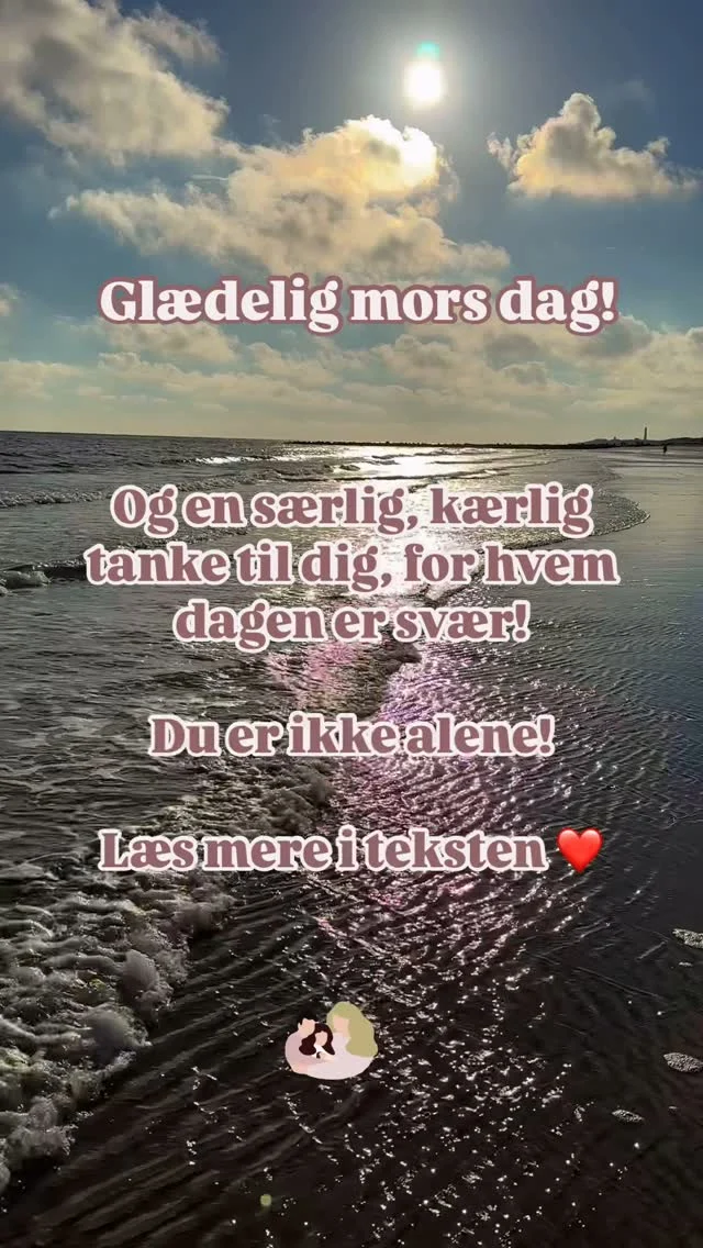 Glædelig mors dag!
I dag vil jeg sende en kærlig tanke til alle mødre – også til dig, der bærer moderskabet i hjertet, uanset hvordan det ser ud 🦋

Mors dag kan vække glæde men også svære følelser som sorg, længsel og savn. 
På sociale medier kan vi få spejlet alt det, vi ikke har, eller det, vi drømmer om. 

Måske er moderskabet ikke blevet det, du drømte om. 

Jeg ser dig, der 
Føler dig alene i moderskabet 
Endnu ikke er blevet mor til det barn, du ønsker så meget. 
Har mistet dit barn/dine børn. 
Oplever moderskabet som svært
Ikke har din egen mor længere
Har en smertefuld relation til din egen mor
Føler dig usynlig som mor uden et barn i hånden

Jeg tænker særligt på dig i dag! ❤️‍🩹

For mig har mors dag ikke altid været en let dag, selvom jeg har bildt mig selv ind, at den ikke betød det store. Men efter vi mistede vores søn, blev dagen en smertefuld påmindelse om vores store tab. Om at moderskabet ikke bare var lyserødt. Herefter fulgte år med min mors demens, som fyldte rigtig meget, og det var svært at navigere i at være mor uden at have min mor. Selvom hun var lige der. 

I år føles dagen lettere end den har gjort i mange år. Jeg sender min søn og min mor al min kærlighed, uanset hvor de er. Og jeg er SÅ taknemmelig for, at jeg sidder her i dag med mine levende børn omkring mig, og at forholdet til min egen mor er sat fri ❤️❤️❤️❤️

Til dig, for hvem dagen er svær: Må du finde et øjebliks ro, plads og omsorg – hvad end det betyder for dig.

Måske handler dagen i år om at logge af, trække vejret dybt og gøre noget, der nærer dig.

Og hvis du, der læser med, kender en mor, som måske kæmper, så er her min kærlige opfordring til at tjekke ind med hende. Måske har hun brug for lige netop dit opkald, din sms, dit besøg, dit kram ❤️
 
#glædeligmorsdag #morsdag #englemor #barnløs #moderløs #mor #kvinder #mistetspædbarn #ufrivilligbarnløs #englebarn #morihjertet #moderskab #forældreskab #graviditetstab #morudenmor